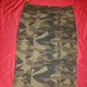 Woman Green Camouflage Pencil Style Skirt. Size L.